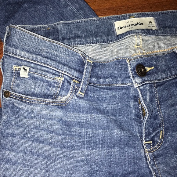 Abercrombie Kids Light Wash Skinny Jeans - Picture 4 of 4